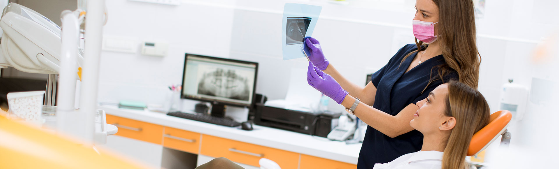 Enxerto de tecido conjuntivo em paciente com implante dentário na região anterior – caso clínico